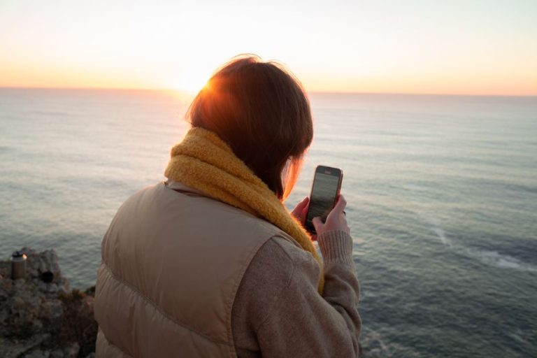 8 Best Apps for Solo Travelers to Meet People and Stay Connected (2026)